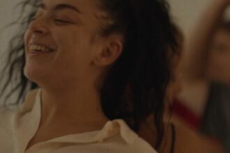 Filme com Charli XCX desafia padrões de Hollywood