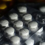 Fiocruz vai produzir remédio de alto custo contra esclerose para o SUS