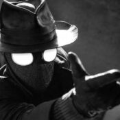 Nicolas Cage coberto pela máscara do Spider-Noir na minissérie