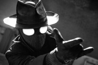 Nicolas Cage coberto pela máscara do Spider-Noir na minissérie