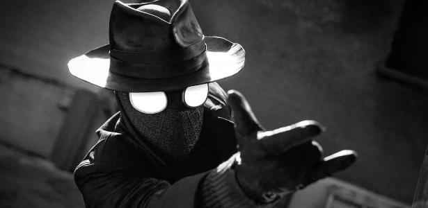 Nicolas Cage coberto pela máscara do Spider-Noir na minissérie