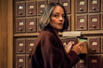 Jodie Foster interpreta a psiquiatra Lilian Steiner, desconfiada que uma paciente foi assassinada