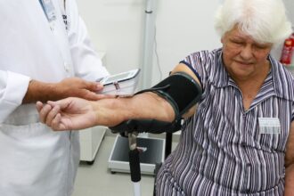Pessoas 50+ vão representar metade do consumo com saúde em 2044