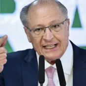 Quem tem que portar arma é a polícia, que é profissional, diz Geraldo Alckmin