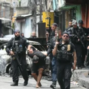 Três em cada quatro moradores de grandes favelas do Rio rejeitam operações policiais, diz pesquisa