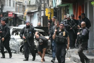 Três em cada quatro moradores de grandes favelas do Rio rejeitam operações policiais, diz pesquisa