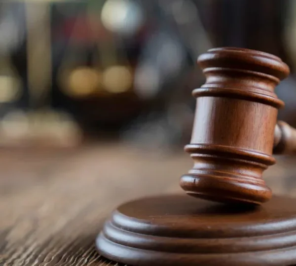 Advogado pede condenação do próprio cliente em SC e surpreende juíza