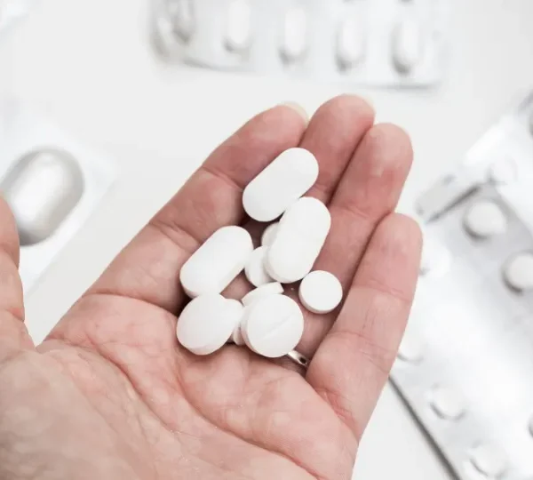 Anvisa suspende lotes de medicamentos para controle de pressão e para câncer; entenda