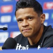 Aposta de Ancelotti, Douglas Santos explica apoio tático a Vini Jr.
