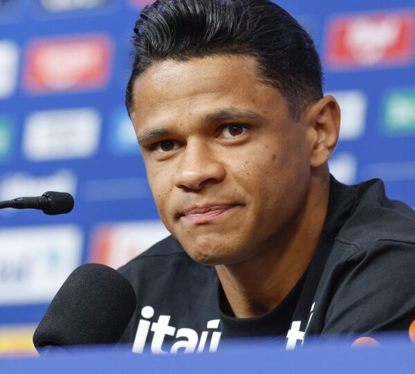 Aposta de Ancelotti, Douglas Santos explica apoio tático a Vini Jr.