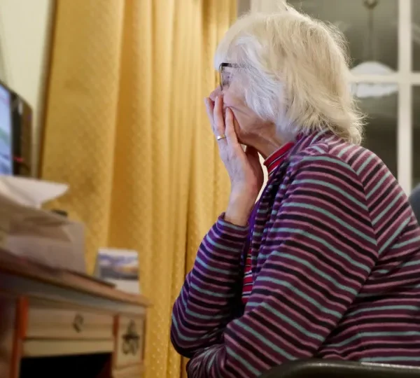 Conheça o casal 60+ que ensina idosos a lidar com tecnologia e evitar golpes