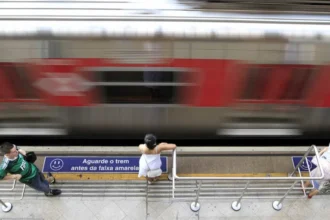 Criança cai em vão entre trem e plataforma de estação da linha 9-esmeralda em SP