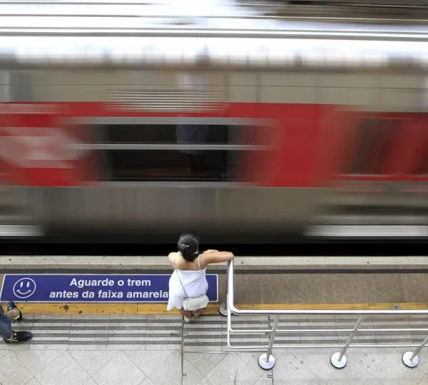 Criança cai em vão entre trem e plataforma de estação da linha 9-esmeralda em SP
