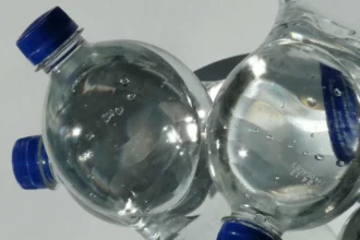 Crystal recolhe lote de água mineral após identificação de bactéria, diz Anvisa