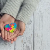 Dia do orgulho autista: saiba os direitos dos alunos na escola
