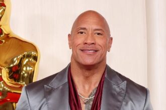 Dwayne Johnson durante celebração do Oscar em 2024