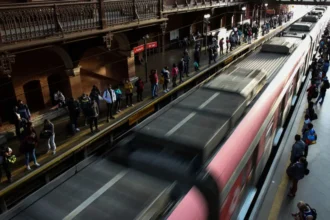 Falha no sistema de portas causa lentidão em três linhas do Metrô de São Paulo
