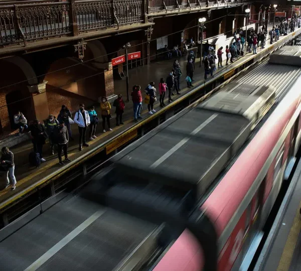 Falha no sistema de portas causa lentidão em três linhas do Metrô de São Paulo
