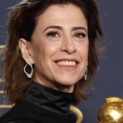 Fernanda Torres posa com o prêmio de Melhor Atriz em Drama no Globo de Ouro 2025