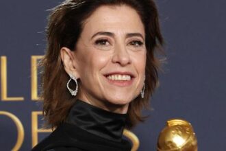 Fernanda Torres posa com o prêmio de Melhor Atriz em Drama no Globo de Ouro 2025