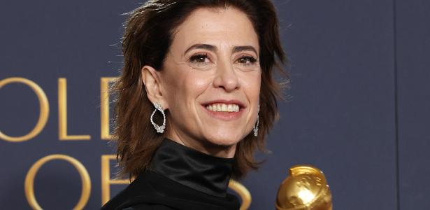 Fernanda Torres posa com o prêmio de Melhor Atriz em Drama no Globo de Ouro 2025