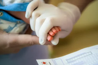 Gêmeos siameses ligados pelo abdômen morrem em Goiânia após infecção
