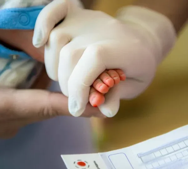 Gêmeos siameses ligados pelo abdômen morrem em Goiânia após infecção