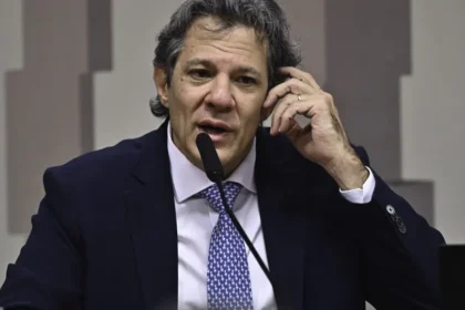 Haddad critica sigilo de 100 anos em contrato do metrô de SP e privatizações de Tarcísio
