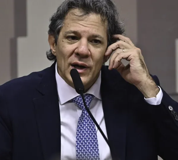 Haddad critica sigilo de 100 anos em contrato do metrô de SP e privatizações de Tarcísio