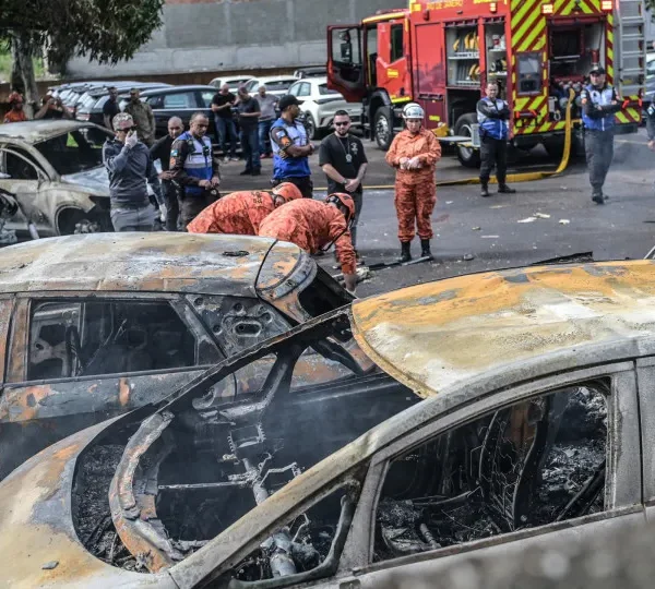Imagens mostram destruição causada por acidente com helicópteros no Rio