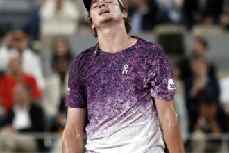 João Fonseca luta, mas dá adeus a Roland Garros após revés para Mensik
