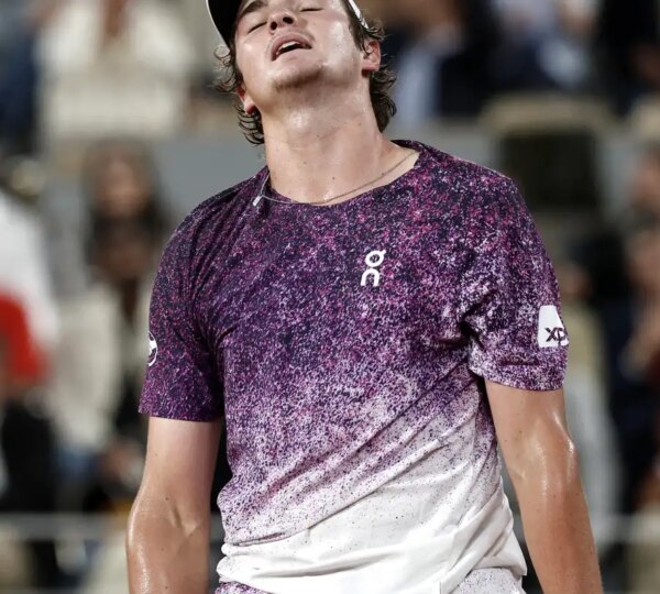 João Fonseca luta, mas dá adeus a Roland Garros após revés para Mensik