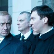 Jude Law e Paul Dano como Putin e seu estrategista político, Vadim Baranov