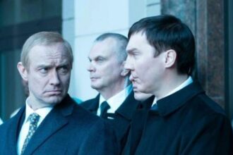 Jude Law e Paul Dano como Putin e seu estrategista político, Vadim Baranov