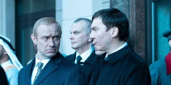 Jude Law e Paul Dano como Putin e seu estrategista político, Vadim Baranov