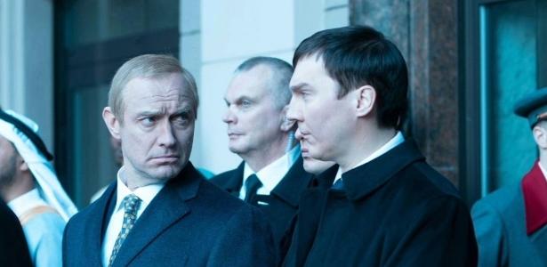 Jude Law e Paul Dano como Putin e seu estrategista político, Vadim Baranov