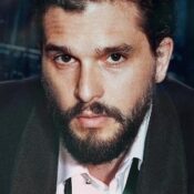 Kit Harington falou sobre a experiência de fazer par romântico com Sophie Turner em