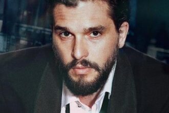 Kit Harington falou sobre a experiência de fazer par romântico com Sophie Turner em