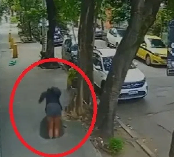 Mulher cai em bueiro no Rio e fica presa após tampa se fechar; veja