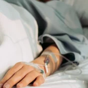 Mulher morre após passar duas vezes por UPA em SP; família cita negligência