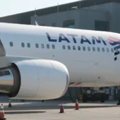 Mulher que morreu após cair de escada de avião ia ao aniversário da filha