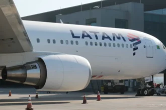 Mulher que morreu após cair de escada de avião ia ao aniversário da filha