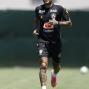 Neymar vai a campo pela primeira vez em treino da seleção brasileira