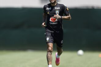 Neymar vai a campo pela primeira vez em treino da seleção brasileira
