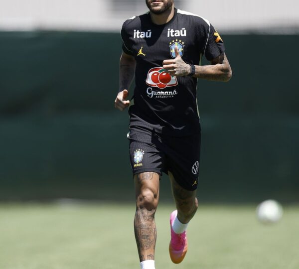 Neymar vai a campo pela primeira vez em treino da seleção brasileira
