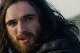 Jacob Elordi) e Catherine Earnshaw (Margot Robbie) em O Morro dos Ventos Uivantes