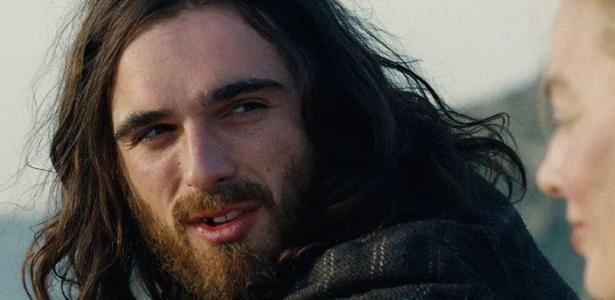 Jacob Elordi) e Catherine Earnshaw (Margot Robbie) em O Morro dos Ventos Uivantes
