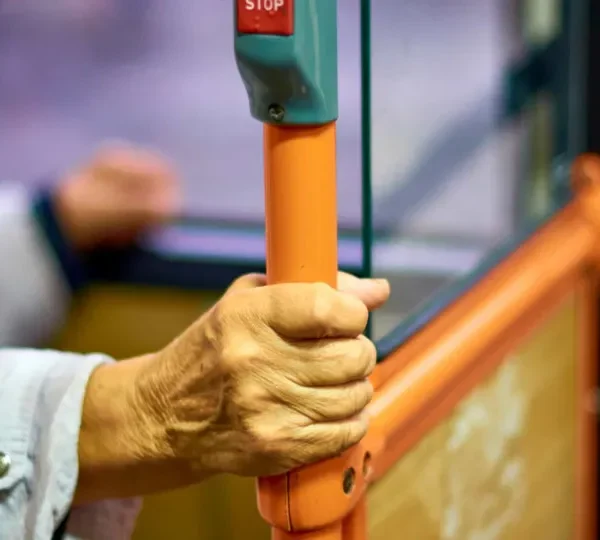 Oito cidades recuam e voltam a cobrar passagem de ônibus após tarifa zero, diz estudo