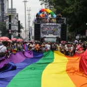 Parada LGBT+ reforça distância da direita e contrasta com Marcha para Jesus