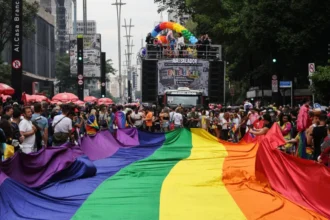 Parada LGBT+ reforça distância da direita e contrasta com Marcha para Jesus